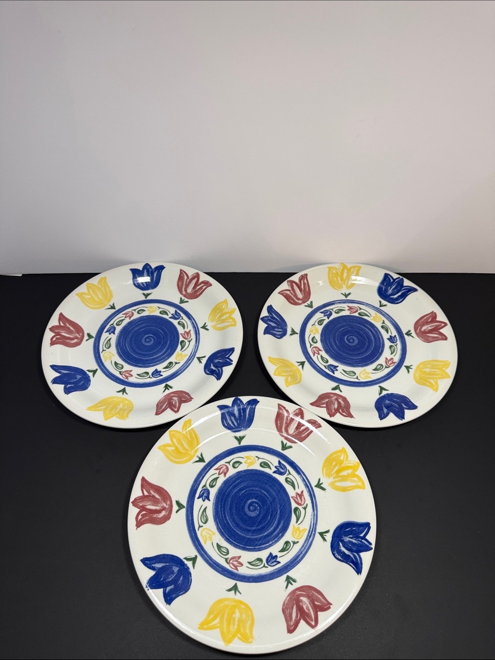 JOHN TAMS Salad Plate Ceramic 10 Inch White w/ Red Blue Yellow TULIPS England